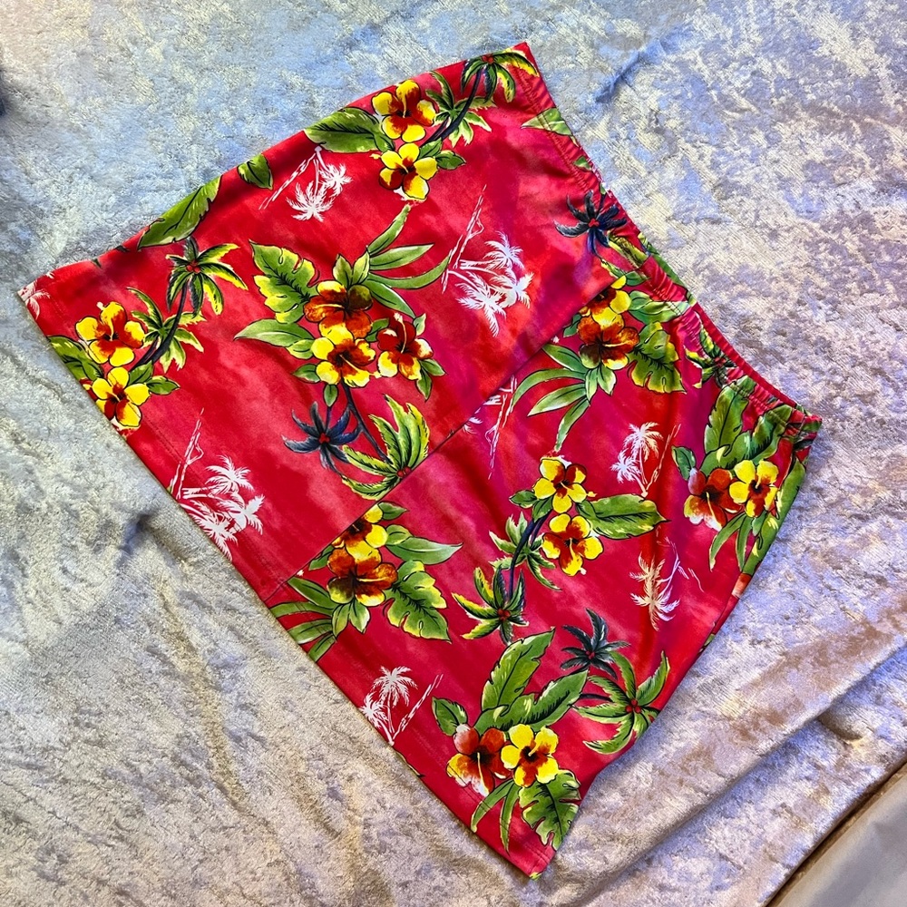 Pink floral Hawaiian themed skirt 🌸🌸🌸
